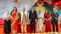 স্বাধীনতা পুরস্কার তুলে দিলেন প্রধান উপদেষ্টা