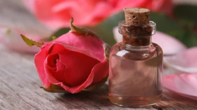 ত্বকের উজ্জ্বলতা বাড়াতে বাড়িতে তৈরি করুন গোলাপ তেল
