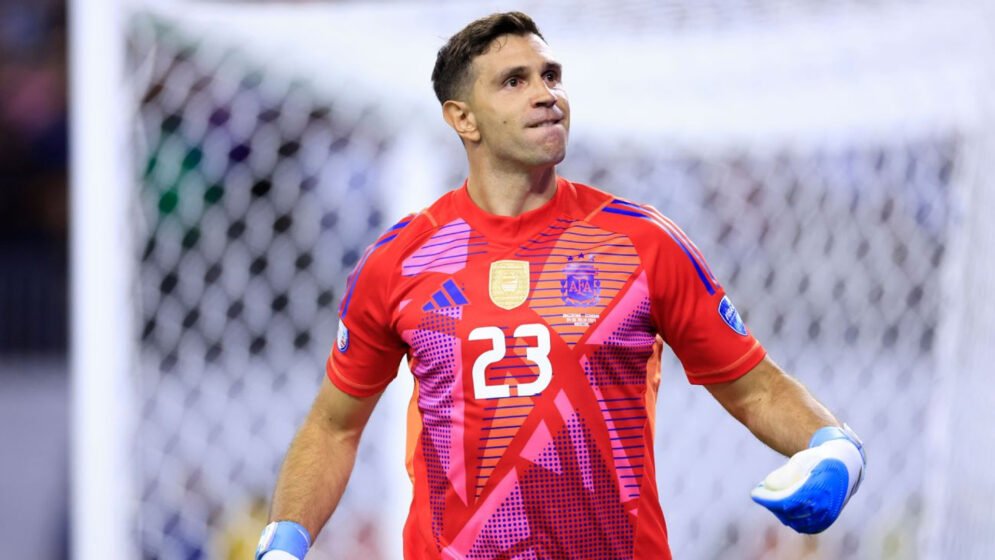 টানা দ্বিতীয় বিশ্বকাপ জিতেই অবসরে যেতে চান এমিলিয়ানো মার্টিনেজ