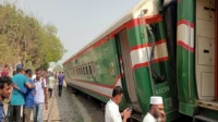 রাজশাহীতে ‘বাংলাবান্ধার’ ধাক্কায় ‘পদ্মার’ বগি লাইনচ্যুত, এক লাইনে ট্রেন বন্ধ