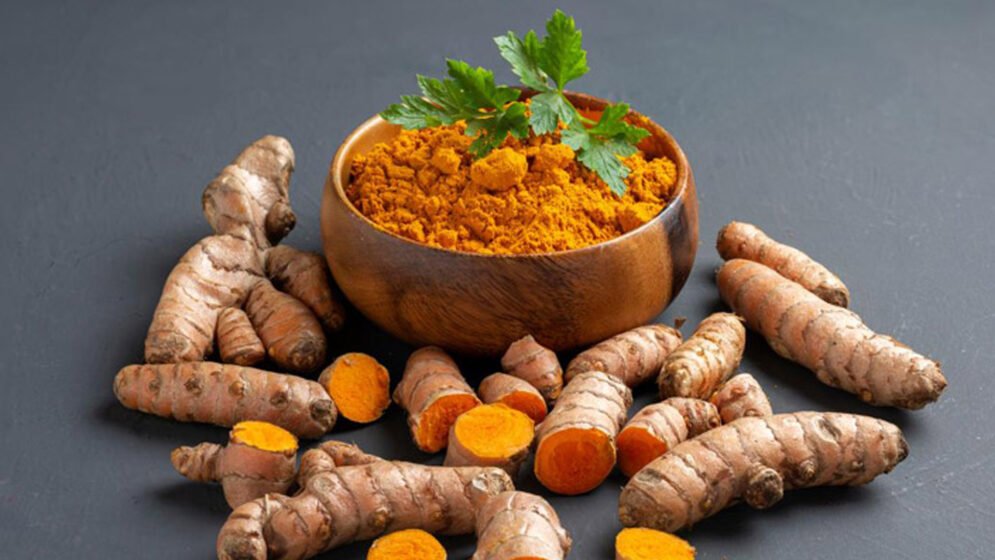 রোদে ত্বক কালো হয়ে যাচ্ছে? ঘরেই সমাধান—হলুদের যাদুতে ফিরিয়ে আনুন উজ্জ্বলতা