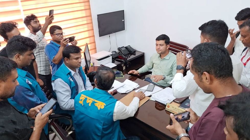 পাসপোর্ট অফিসে দুদকের হঠাৎ অভিযান