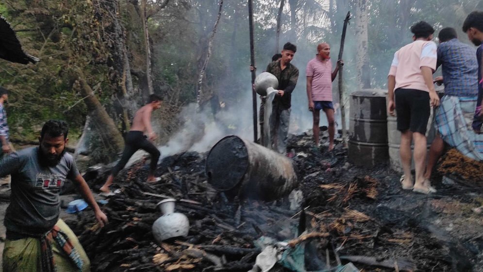 আগুনে পুড়ে ঘর ছাই, পথে বসল তিনটি পরিবার
