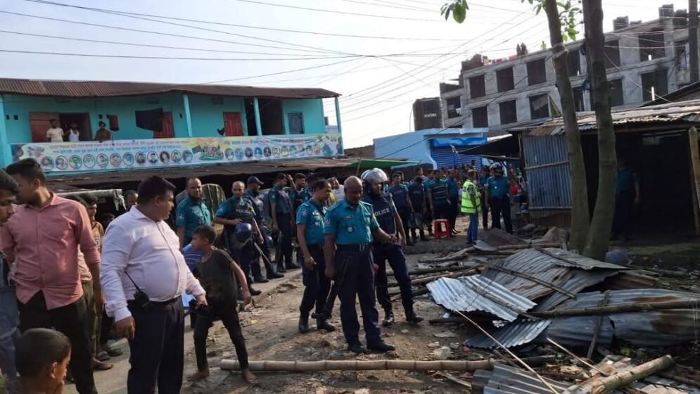 কদমতলীতে জুয়ার বোর্ড ও হোটেলে এসএমপির অভিযান