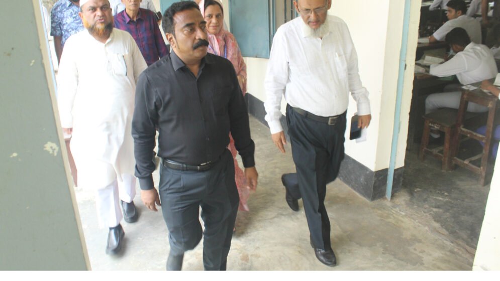 এসএসসি পরীক্ষা সেন্টার পরিদর্শনে বিভাগীয় কমিশনার