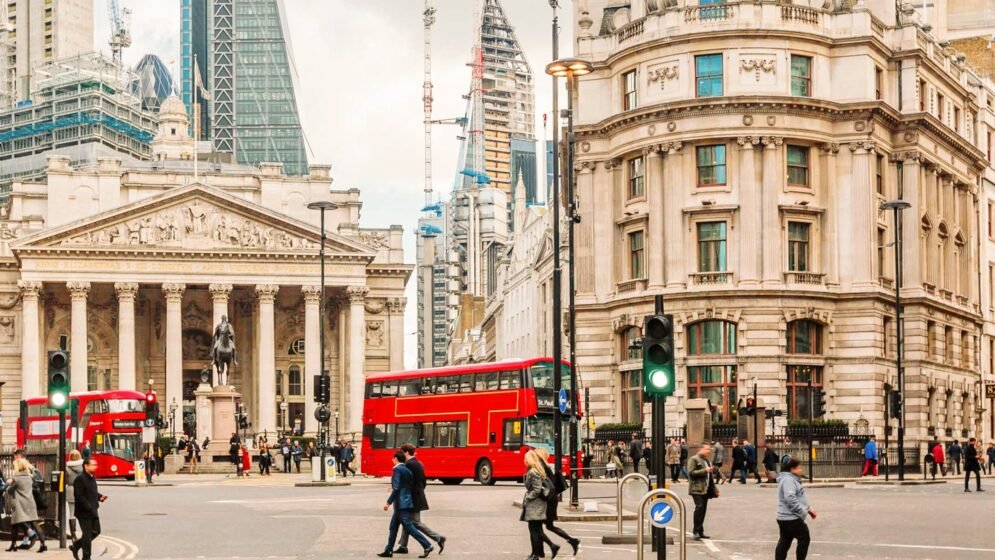 যুক্তরাজ্যে বিদেশি সেবা কর্মীদের সুরক্ষায় তহবিল পুনরায় চালু