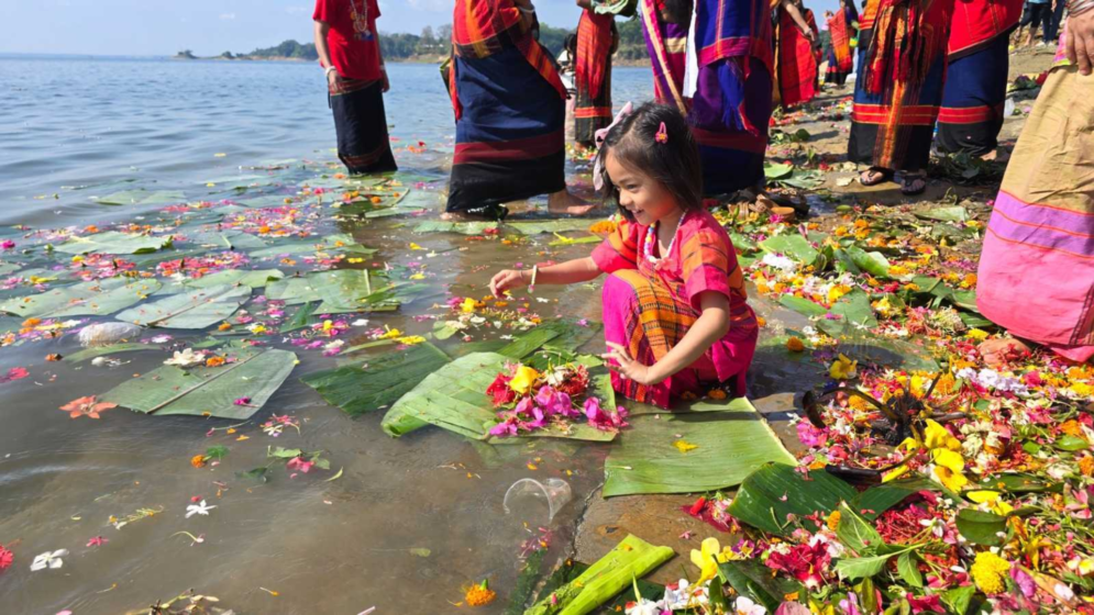 হ্রদের জলে ফুল ভাসিয়ে পাহাড়ে বৈসাবির সূচনা