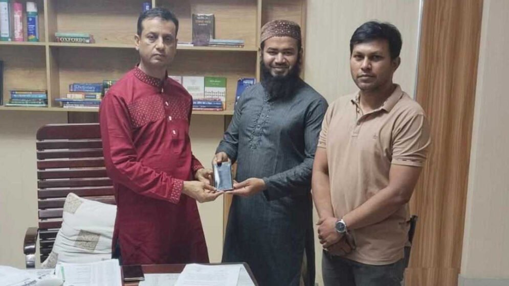 ঢাকা মহানগর পুলিশ (ডিএমপি) উদ্ধার করেছে ১০৬টি মোবাইল, মালিকদের কাছে হস্তান্তর