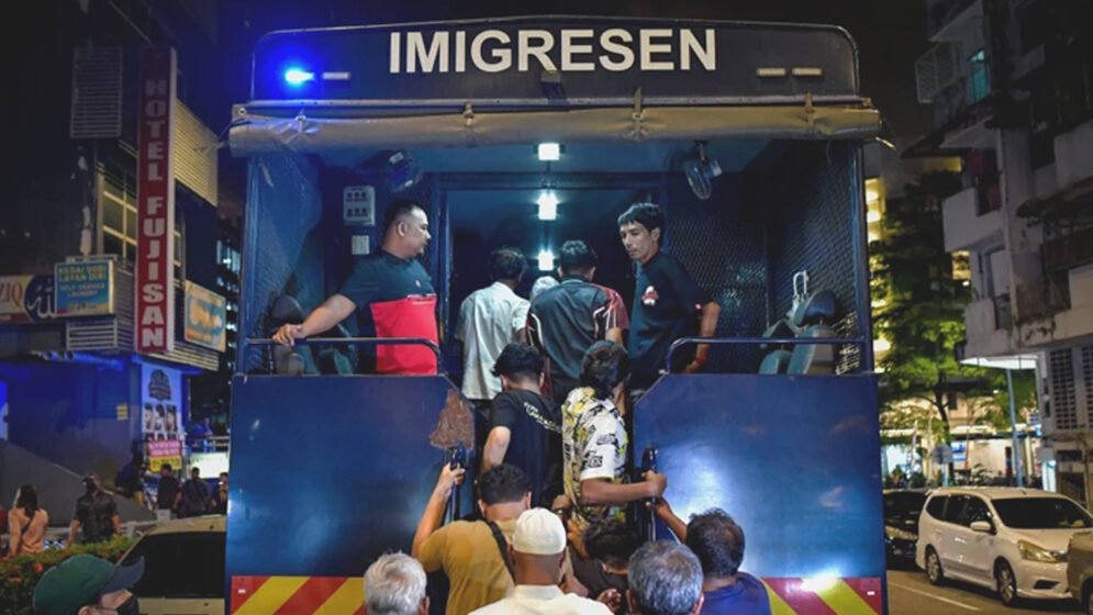 মালয়েশিয়ায় অভিবাসন পুলিশের অভিযানে ৩২ জন আটক, বাংলাদেশিসহ রয়েছে বহু বিদেশি