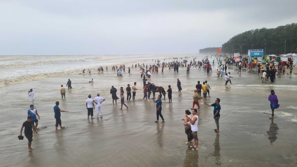 ঢেউয়ে তলিয়ে যাচ্ছে দোকানপাট, তবু কক্সবাজার ছাড়ছেন না পর্যটকরা