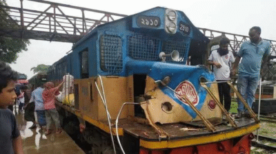 লাউয়াছড়ায় গাছের সঙ্গে ধাক্কা, ক্ষতিগ্রস্ত কালনি এক্সপ্রেসের ইঞ্জিন