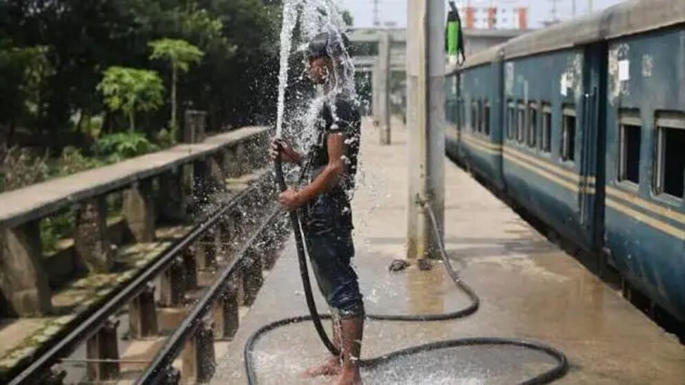 সকালেই ঢাকায় তাপমাত্রা ২৯.৭ ডিগ্রি, গরমে হাঁসফাঁস জনজীবন