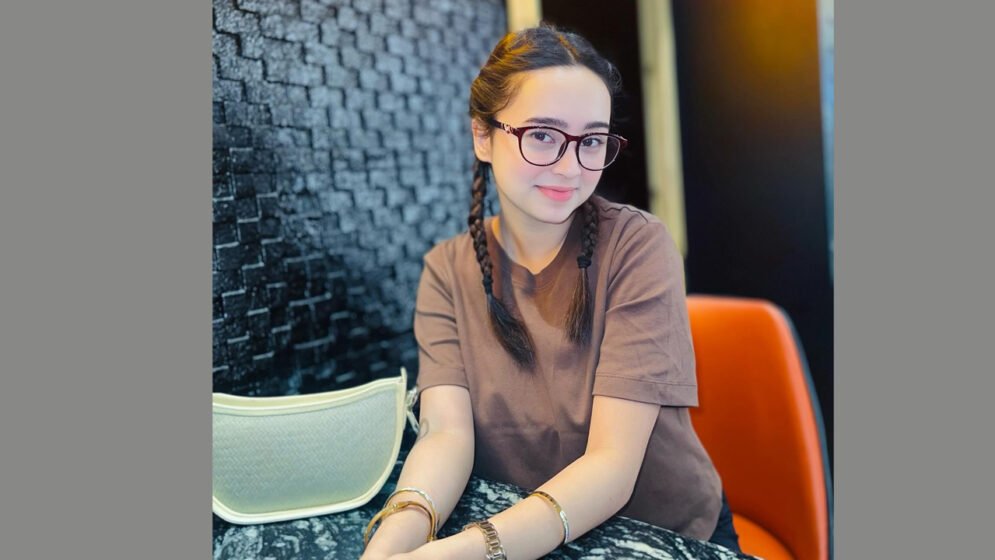 ভিডিও কলে নীলাকে ব্যাটিং শেখালেন স্বামী