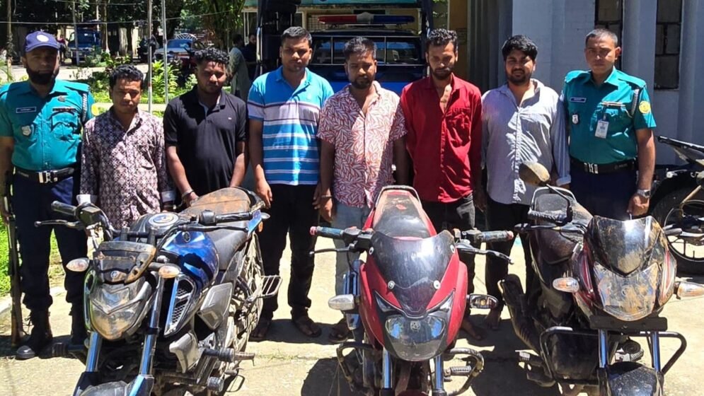 কোতোয়ালী থানা পুলিশের অভিযানে ৬ চোর গ্রেফতার, উদ্ধার ৩ চোরাই মোটরসাইকেল