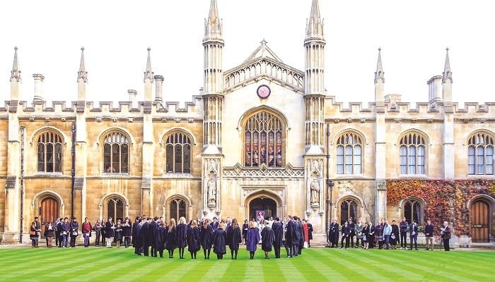 টানা তৃতীয় বছর কমছে ইংল্যান্ডের বিশ্ববিদ্যালয়গুলোর আয়