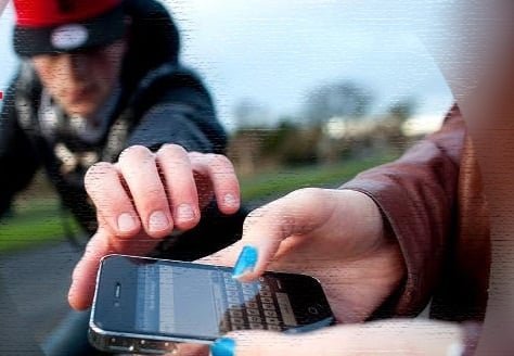 যুক্তরাজ্যে প্রতি তিনজন প্রাপ্তবয়স্কের একজন ফোন চুরির শিকার: নিরাপত্তা নিয়ে উদ্বেগ