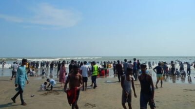ঈদের ছুটিতে কক্সবাজার সৈকতে পর্যটকদের উপচে পড়া ভিড়