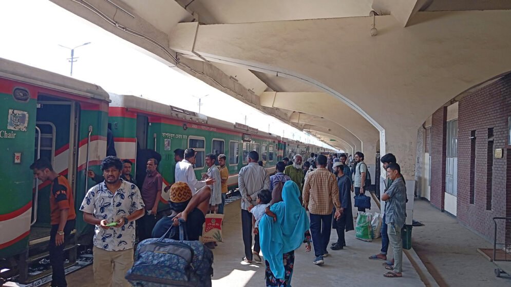 ঈদের ফিরতি ট্রেন যাত্রায় মাস্ক পরার আহ্বান রেলপথ মন্ত্রণালয়ের