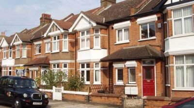 যুক্তরাজ্যে ১০ বছরে বাড়ির দামে সবচেয়ে বড় পতন, বিক্রেতাদের চাপে বাজার