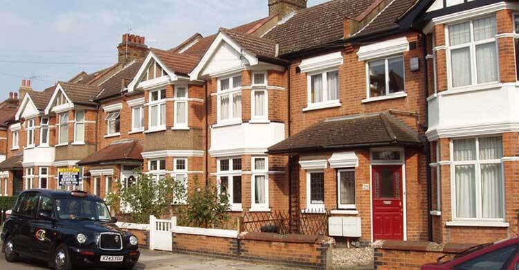 যুক্তরাজ্যে ১০ বছরে বাড়ির দামে সবচেয়ে বড় পতন, বিক্রেতাদের চাপে বাজার