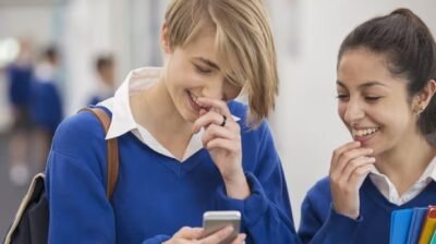 ইংল্যান্ডের স্কুলগুলিতে স্মার্টফোন নিষিদ্ধের দাবিতে দুই বাবার আইনি পদক্ষেপের পরিকল্পনা