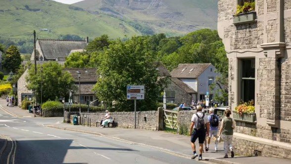 পর্যটকদের অসচেতনতায় ধ্বংসের পথে যুক্তরাজ্যের একটি গ্রাম