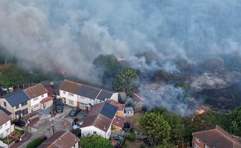পূর্ব লন্ডনের দাগেনহ্যামে ভয়াবহ দাবানল, ঘরবাড়ি খালি করা হচ্ছে