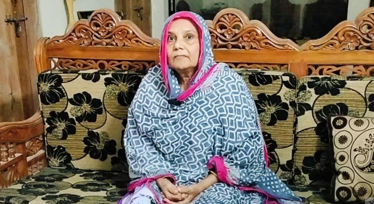 সম্পত্তি লিখে নিয়ে মাকে বাড়ি থেকে বের করে দিল ছেলে