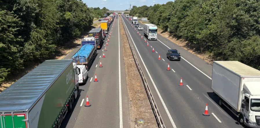 নিরাপত্তার কারণে M11 মহাসড়কে দীর্ঘ যানজট চলছে