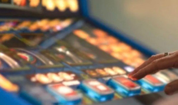 যুক্তরাজ্যে আশ্রয়প্রার্থীদের সহায়তা কার্ডে জুয়ার অভিযোগ