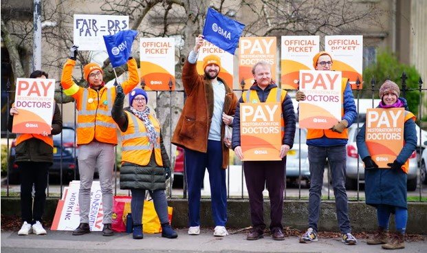 ২৫ জুলাই থেকে ইংল্যান্ডে আবাসিক ডাক্তারদের পাঁচ দিনের ধর্মঘট ঘোষণা
