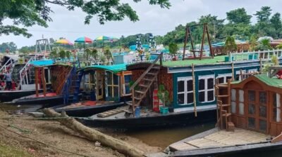 লাইসেন্সবিহীন ১২ হাউসবোটকে জরিমানা টাঙ্গুয়ার হাওরে