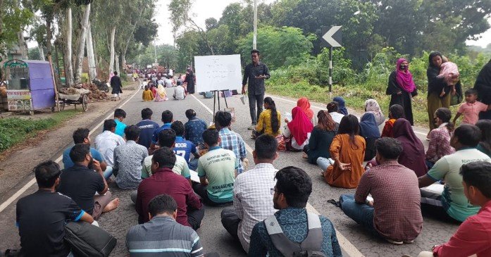 স্থায়ী ক্যাম্পাসের দাবিতে মহাসড়কে প্রতীকী ক্লাস