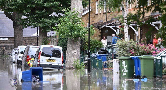 দক্ষিণ-পূর্ব লন্ডনে পানির পাইপ ফেটে ভয়াবহ জলাবদ্ধতা