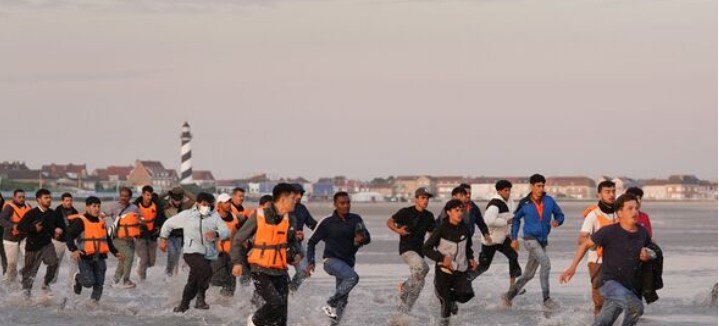 যুক্তরাজ্যে অভিবাসনে রেকর্ড বৃদ্ধিঃ ইংলিশ চ্যানেলজুড়ে ছোট নৌকার ঢল