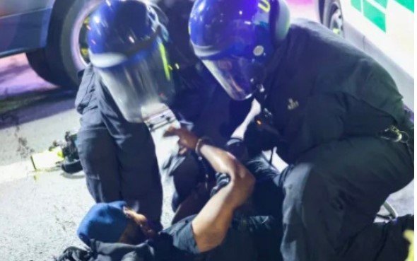 ইপিংয়ে অভিবাসী হোটেল ঘিরে সহিংসতা, পুলিশের সঙ্গে সংঘর্ষে উত্তাল রাত