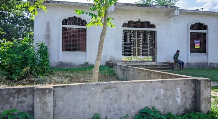 মসজিদের ৪২ বিঘা জমি দখলে, ভূমিদস্যুর কবলে ঐতিহ্যবাহী সম্পত্তি