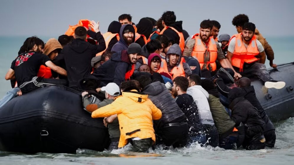 অবৈধ অভিবাসী ঠেকাতে যুক্তরাজ্য-ফ্রান্স চুক্তি