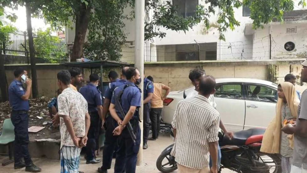 ফুটপাতের দখল নিতে এক ঘুষিতে প্রাণ নিলো হকারের