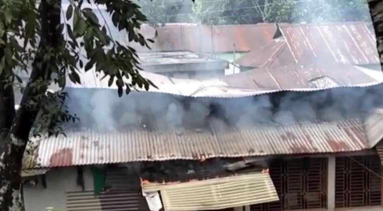 স্ত্রীকে পিটিয়ে হত্যা: স্বামীর বাড়িতে আগুন দিলো বিক্ষুব্ধ জনতা