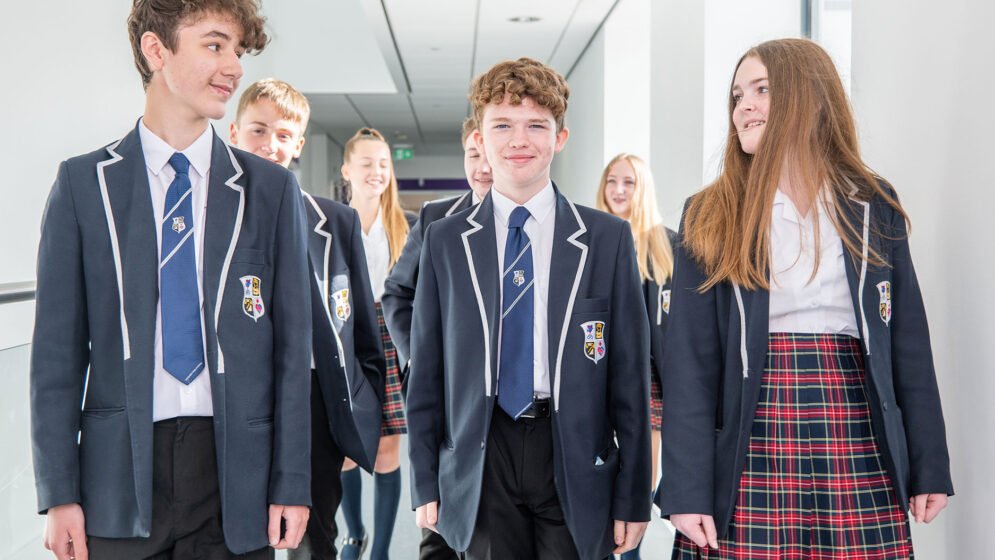 স্কুল ইউনিফর্ম কিনতে গিয়ে ঋণের ফাঁদে যুক্তরাজ্যের পরিবারগুলো