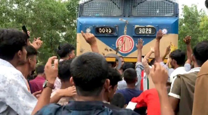 ট্রেনের ধাক্কায় অটোরিকশার পাঁচ যাত্রী নিহত