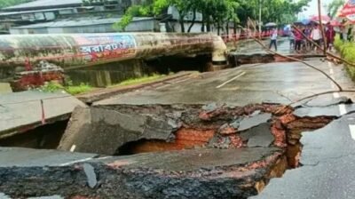 পানির ধাক্কায় কালভার্ট ভেঙে দুই ভাগ