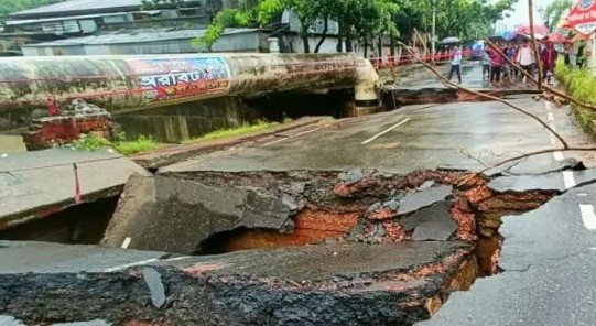পানির ধাক্কায় কালভার্ট ভেঙে দুই ভাগ