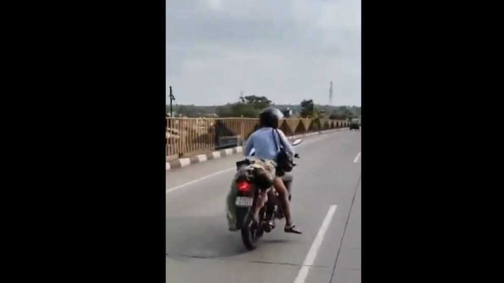 স্ত্রীর মরদেহ বাইকে বেঁধে নিয়ে গেলেন স্বামী (ভিডিওসহ)