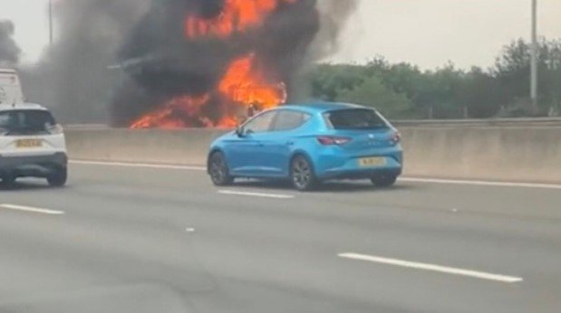 যুক্তরাজ্যে এম২৫ মোটরওয়েতে লরিতে আগুন