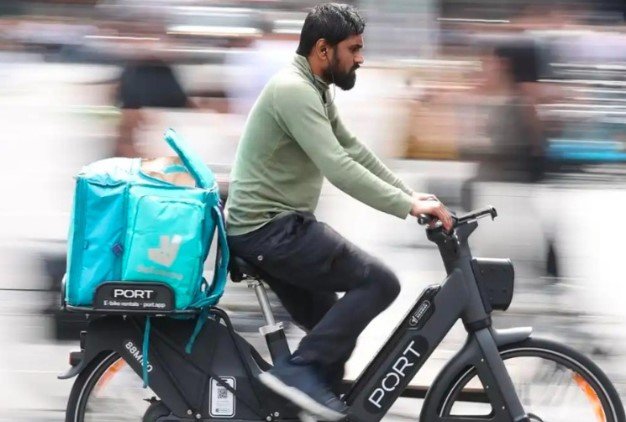 যুক্তরাজ্যে ডেলিভারুতে অবৈধভাবে কাজ: অভিবাসীকে £২৬ জরিমানা