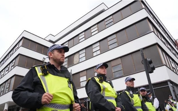 লন্ডনে মাইগ্রান্ট হোটেলে ছুরি নিয়ে হামলার অভিযোগে তরুণী গ্রেপ্তার