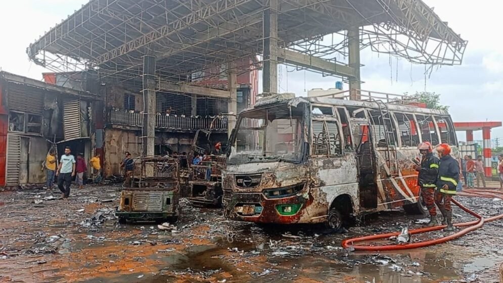 সিএনজি স্টেশনে ভয়াবহ বিস্ফোরণে বাসসহ ১১ যান পুড়ে ছাই