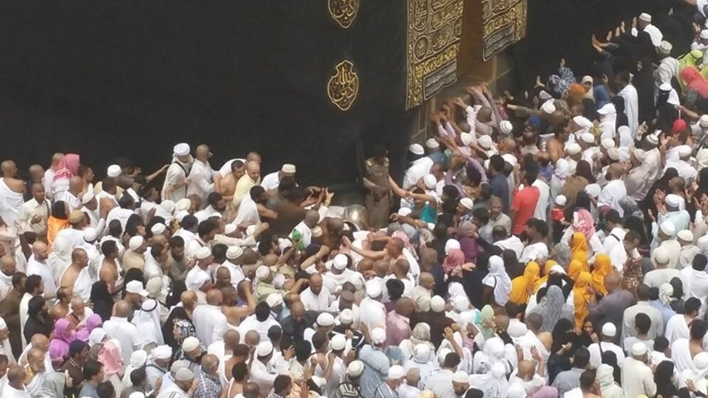 কাবা চত্বরে কালো পাথরের পাশে দীর্ঘক্ষণ না দাঁড়ানোর অনুরোধ